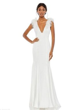 NEW Mac Duggal 68137 Satin Feather Shoulder V-Neck White Gown Dress Size 6 NWT